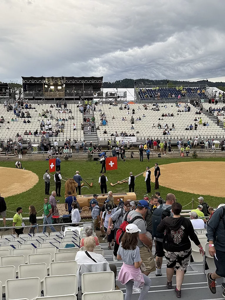 Arena mit Alphorngruppe